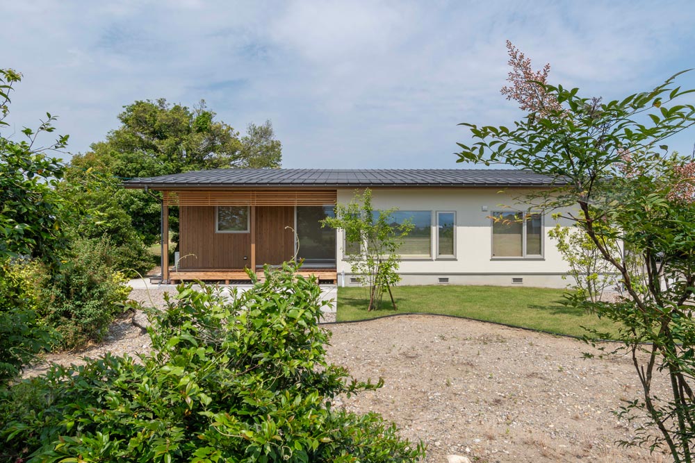 剱岳が正面に見えるように建物を敷地に対して斜めに配置