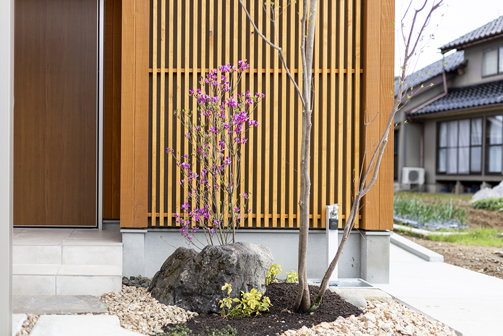 玄関脇の縦格子