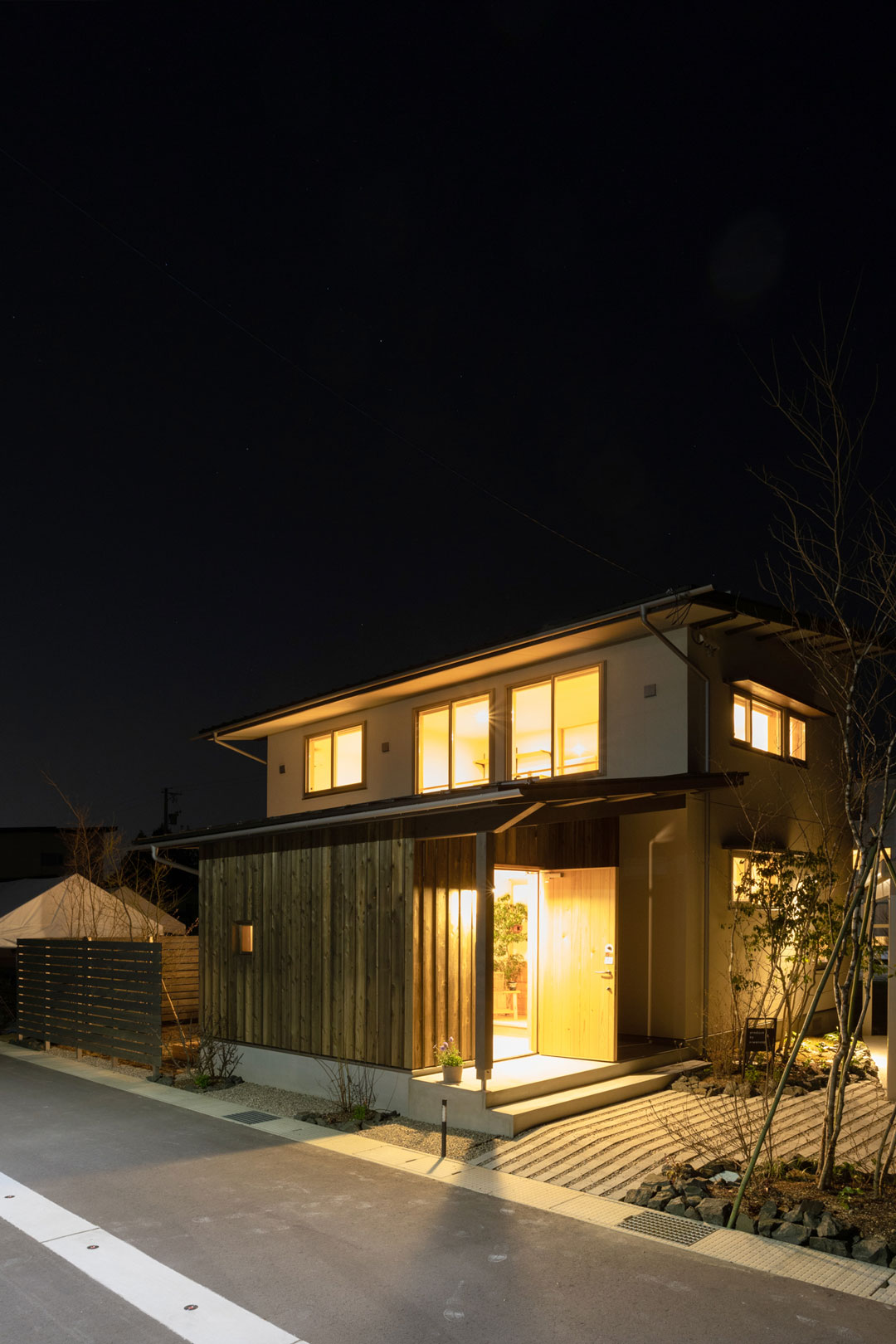 夜の外観