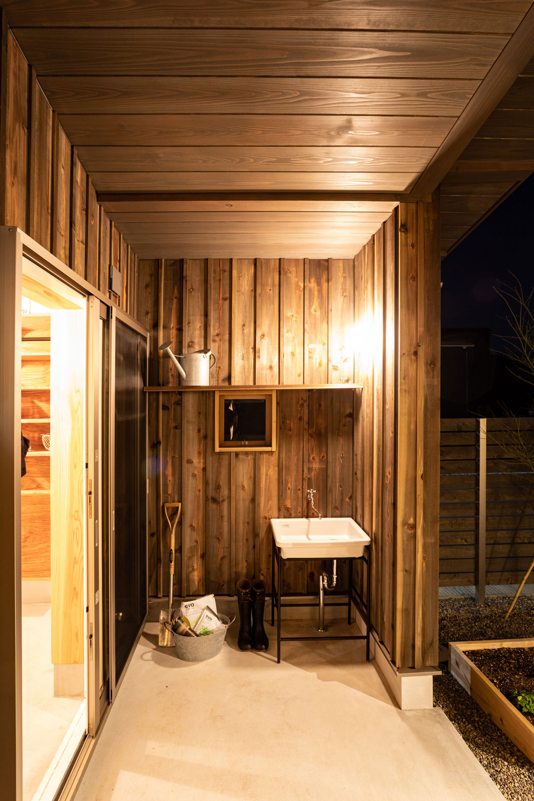 夜の土間スペース