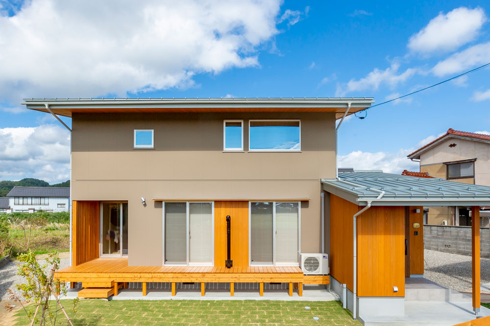 ウッドデッキのある外観