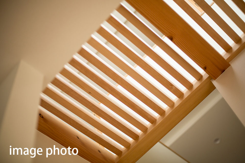 光が差し込む格子床