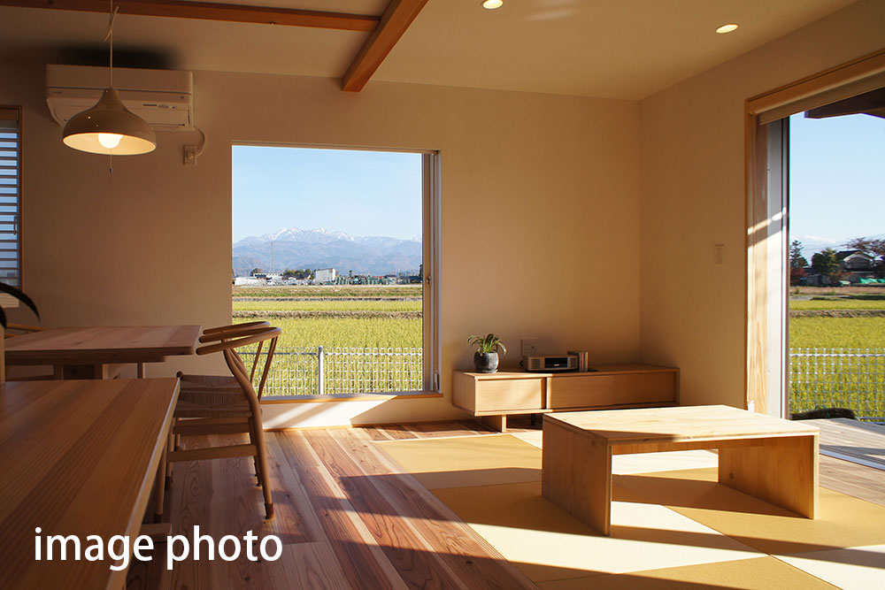 山を眺めてリラックスできるリビング