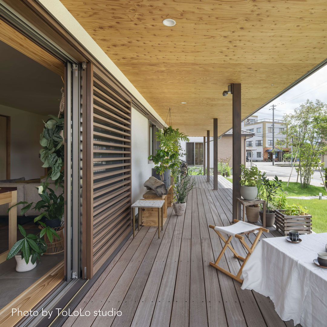 内と外をつなぐウッドデッキ